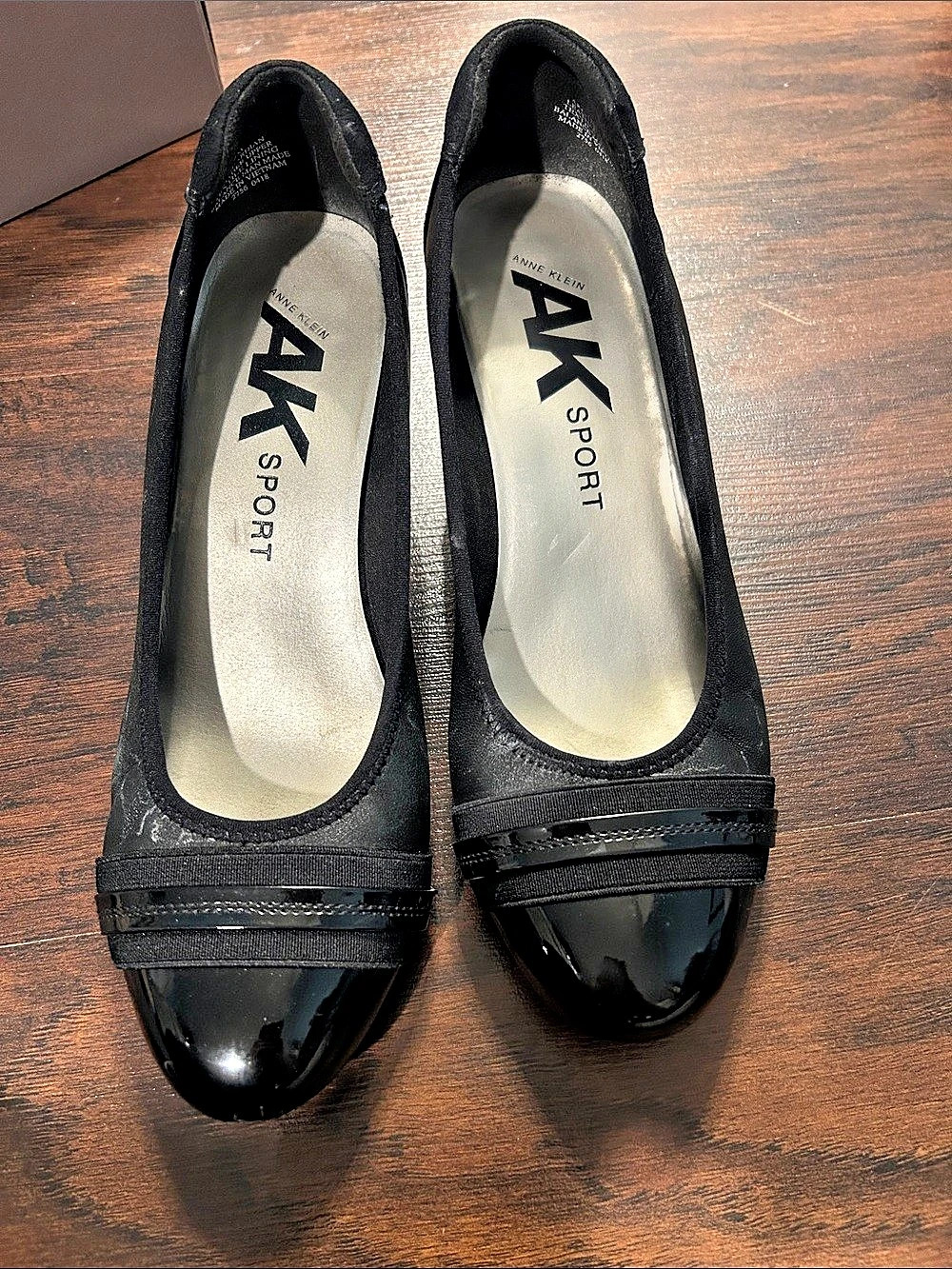 AK Sport Women's Black Patent Toe Block Heel Flats Like New